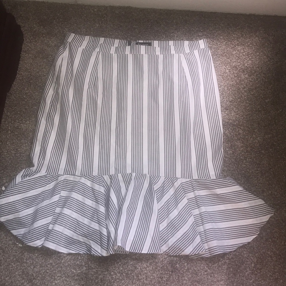strip black and while skirt